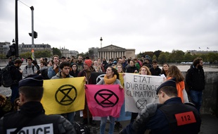 Des militants d'Extinction Rebellion devant l'Assemblée nationale, samedi 12 octobre.