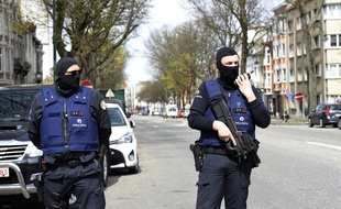 La police belge pensant une opération de police en lien avec les attentats de Bruxelles au lendemain de l'arrestation de Mohamed Abrini et Osama Krayem.