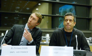 Le président du Syndicat national des pilotes de lignes Philippe Evain (gauche) et le secrétaire général de la CGT chez Air France Miguel Fortea devant l'Assemblée le 4 novembre 2015 à Paris