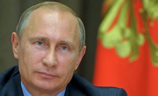 Le président russe Vladimir Poutine lors d'une vidéoconférence donnée depuis Sotchi sur le forage de pétrole dans l'océan Arctique, le 9 août 2014