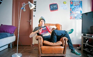 Norman tourne la plupart de ses sketchs dans le salon savamment décoré de sa colocation à Montreuil.
