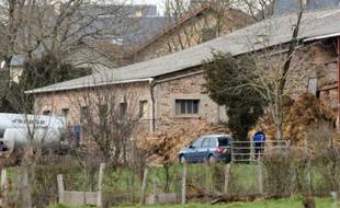Un car de police devant le corps de ferme à Mayran, le 17 février 2016