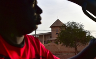 Un homme conduit à côté d'une église, au Burkina Faso (image d'illustration).