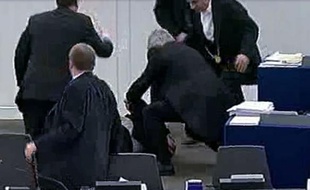 Un eurodéputé grec a été hospitalisé "dans un état grave" mercredi à Strasbourg après avoir été victime d'un malaise dans l'hémicycle, où il présidait une séance de votes marathon sur la réforme de la Politique agricole commune.