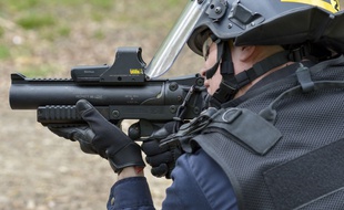 Un lanceur de balle de defense (LBD) de la police nationale. (Illustration)