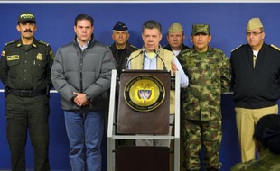 Le président colombien Juan Manuel Santos (c), lors d'une conférence de presse, le 16 novembre 2014 à Bogota, après l'enlèvement d'un général de l'armée