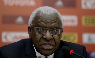 Le président sortant de la Fédération internationale d'athlétisme Lamine Diack lors d'une conférence de presse, le 20 août 2015 à Pékin.