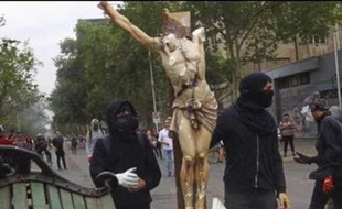 Cette image représente des activistes chiliens en train de piller une église