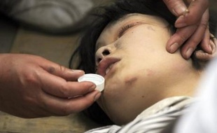 Une fillette de 11 ans a été sauvée jeudi après avoir passé 68 heures sous les décombres de son école à Yingxiu, épicentre du séisme qui a ravagé le sud-ouest de la Chine