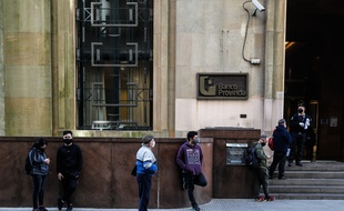 Des Argentins font la queue devant une banque à Buenos Aires, le 4 août 2020.