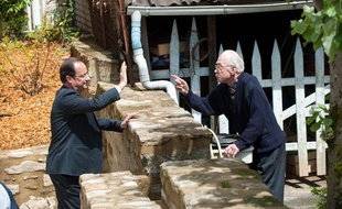 François Hollande à la rencontre des habitants des environs de Tulle (Corrèze), le 6 mai