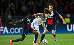 David Luiz au duel avec Blaise Matuidi, le 5 avril 2014 à Paris.
