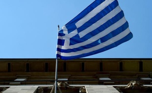 Le drapeau de la Grèce devant l'Ambassade du pays à Berlin, le 29 juin 2015