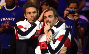 Nicolas Mahut console Julien Benneteau, en larmes avant la finale de la Coupe Davis France-Belgique, le 24 novembre 2017 à Lille.