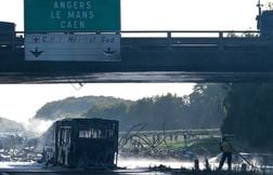 « Ils sont entrés et ont tout saccagé »… Ce que l’on sait du bus en feu