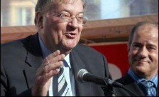 Georges Frêche, président de la région Languedoc-Roussillon, "en congé" du Parti socialiste, a affirmé, vendredi à Perpignan, faire "confiance à Ségolène pour être élue (...) parce qu'elle s'est débarrassée de tous les éléphants".