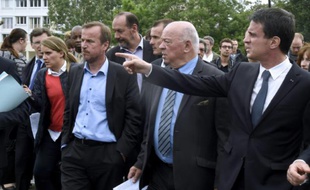 Le Premier ministre Manuel Valls (D) et le maire Jean-Pierre Door (C) le 6 juin 2016 à Montargis