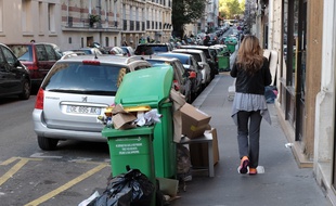 Des poubelles sur le trottoir à Paris. (Illustration)