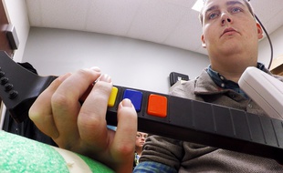 Grâce à une puce implantée dans son cerveau, Ian Burkhart, paralysé depuis un accident, peut de nouveau bouger la main.