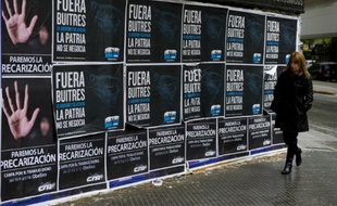 Des affiches dans une rue de Buenos Aires contre les "fonds vautour", le 4 octobre 2014