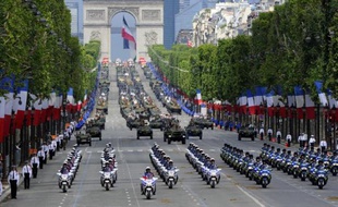 Un escadron de gendarme descend les Champs-Elysée, le 14 juillet 2012 à Paris