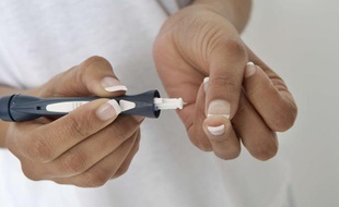 Illustration d'une personne s'injectant de l'insuline à cause de son diabète.