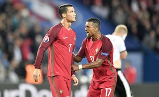 Ronaldo réconforté par Nani lors de Portugal-Autriche, le 18 juin 2016 à l'Euro.