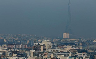 La Tour Eiffel dans un nuage de pollution, à Paris le 12 décembre 2013