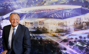 Jean-Michel Aulas devant la maquette du Grand Stade de Lyon.