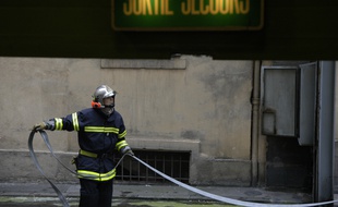 Les pompiers ont arrosé massivement le site agricole pour prévenir le risque d'explosion.