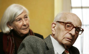 Claude Levi-Strauss et son épouse Monique le 30 mars 2005 à Paris
