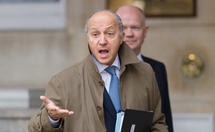 La France "condamne avec la plus grande fermeté l'attentat" commis contre son ambassade à Tripoli en Libye, qui a fait deux blessés parmi son personnel, a déclaré mardi le ministre des Affaires étrangères, Laurent Fabius.