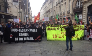 Le cortège anti-loi El Khomri s'avance non loin de la place de la mairie à Rennes le 24 mars 2016