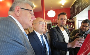 Christian Eckert, secrétaire d'Etat au Budget et Michel Sapin, ministre des Finances assistent à une démonstration par Jean-François Paris, un restaurateur qui s'est équipé d'un logiciel efficace pour lutter contre le fraude à la TVA jeudi 1er octobre 2015.