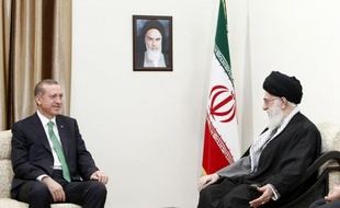 L'Iran et la Turquie ont affiché mercredi leur volonté de porter leurs échanges commerciaux à 30 milliards de dollars en 2015, lors d'une visite du Premier ministre turc Recep Tayyip Erdogan à Téhéran, selon les médias iraniens.