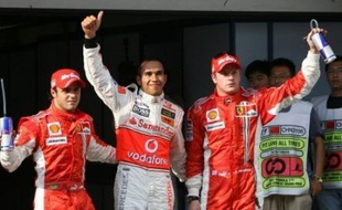 Le Britannique Lewis Hamilton (McLaren-Mercedes) occupera dimanche la pole position du Grand Prix de Chine de Formule 1, 16e des 17 épreuves de la saison, après avoir réussi le meilleur temps des qualifications samedi à Shanghai.