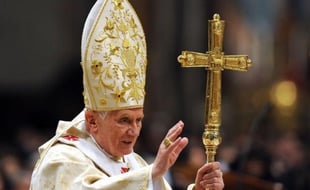 Le pape Benoît XVI a invité samedi, pendant la veillée de Noël, les hommes à délaisser les "scintillements" de la société de consommation et "l'orgueil" de la raison "libérale", en se laissant séduire par l'humilité et le message de paix de Jésus.
