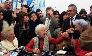 Estela de Carlotto, la présidente des Grand-mères de la place de Mai, qui a retrouvé son petit-fils Guido, 36 ans après la mort de sa mère, le 5 mai 2014 lors d'une conférence de presse à Buenos Aires