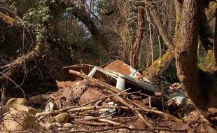 Une carcasse de voiture abandonnée le 2 avril 2003 au nord d'Ajaccio en Corse
