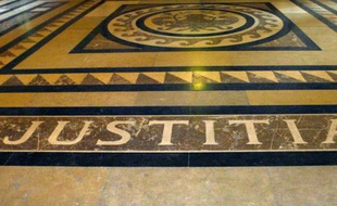 Photo prise le 10 décembre 2004 au palais de justice de Paris de l'inscription latine "Justitia" sur le dallage de la salle des Pas perdus
