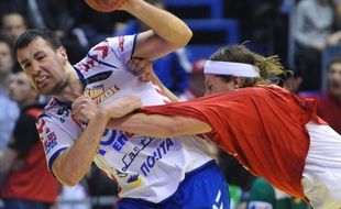 La Serbie a tiré le gros lot à l'Euro de handball qu'elle organise en battant le Danemark 24-22 mardi à Belgrade pour remporter le groupe A, où la Slovaquie est éliminée.