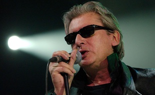 Bashung sur la scène du Paleo Festival, le 25 juillet 2004 à Nyon en Suisse