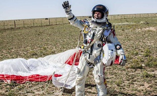 Felix Baumgartner célèbre son saut supersonique près de Roswell (Nouveau-Mexique), le 14 octobre 2012.