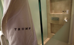 Un peignoir suspendu dans un hôtel de Donald Trump à Panama, le 28 juin 2011.