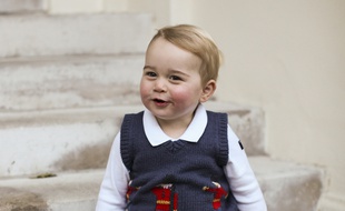 De nouveaux portraits officiels du prince George ont été rendus publics le 13 décembre 2014.
