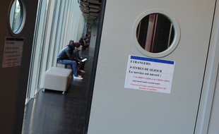 Un service où sont traitées les demandes de titres de séjour (Illustration)