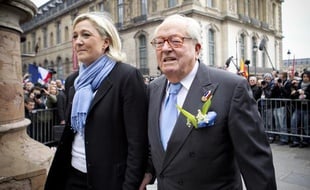 Marine Le Pen et on père Jean-Marie Le Pen devant la statue de Jeanne d'Arc lors du traditionnel défilé du Front national le 1er mai 2013, à Paris.