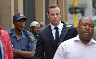 L'athlète sud-africain Oscar Pistorius arrive au tribunal de Pretoria le 13 mars 2014