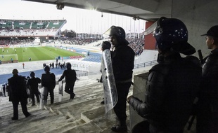 Plusieurs personnes sont mortes ou ont été blessées lors d'une bousculade survenue aux entrées d'un stade d'Alger, jeudi 22 août, peu avant un concert du rappeur-star algérien Soolking.