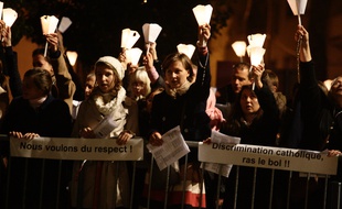 Un rassemblement de catholiques intégristes devant le théâtre Garonne, à Toulouse, avant la représentation de la pièce «Golgota Picnic», en 2011.